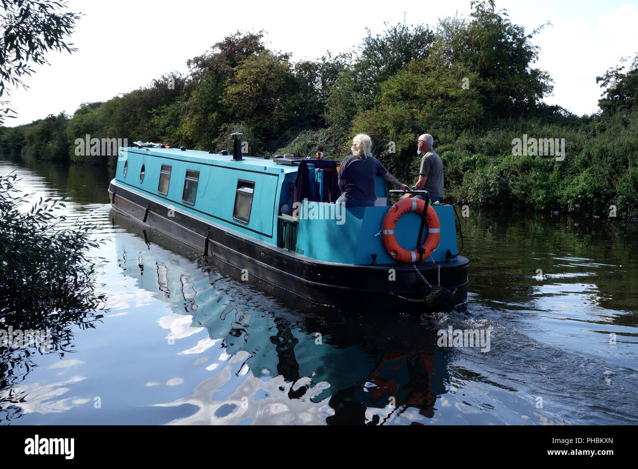 Narrowboat o restringere in barca a vela passato la Strawberry Island Club in barca a Doncaster Foto Stock