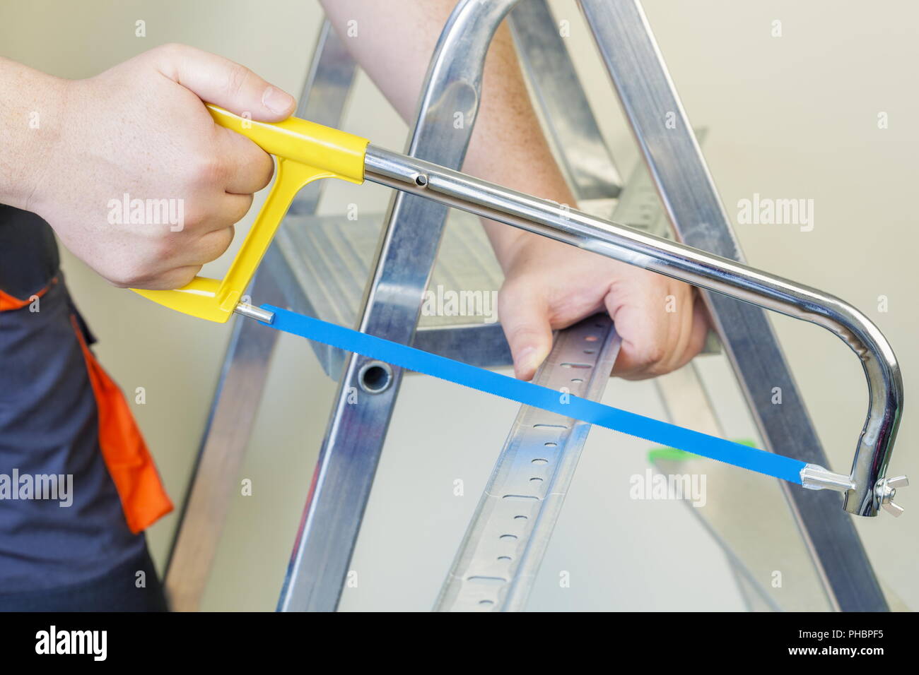 Lavoratore mantenendo visto sulla piastra di fissaggio in prossimità di scale Foto Stock