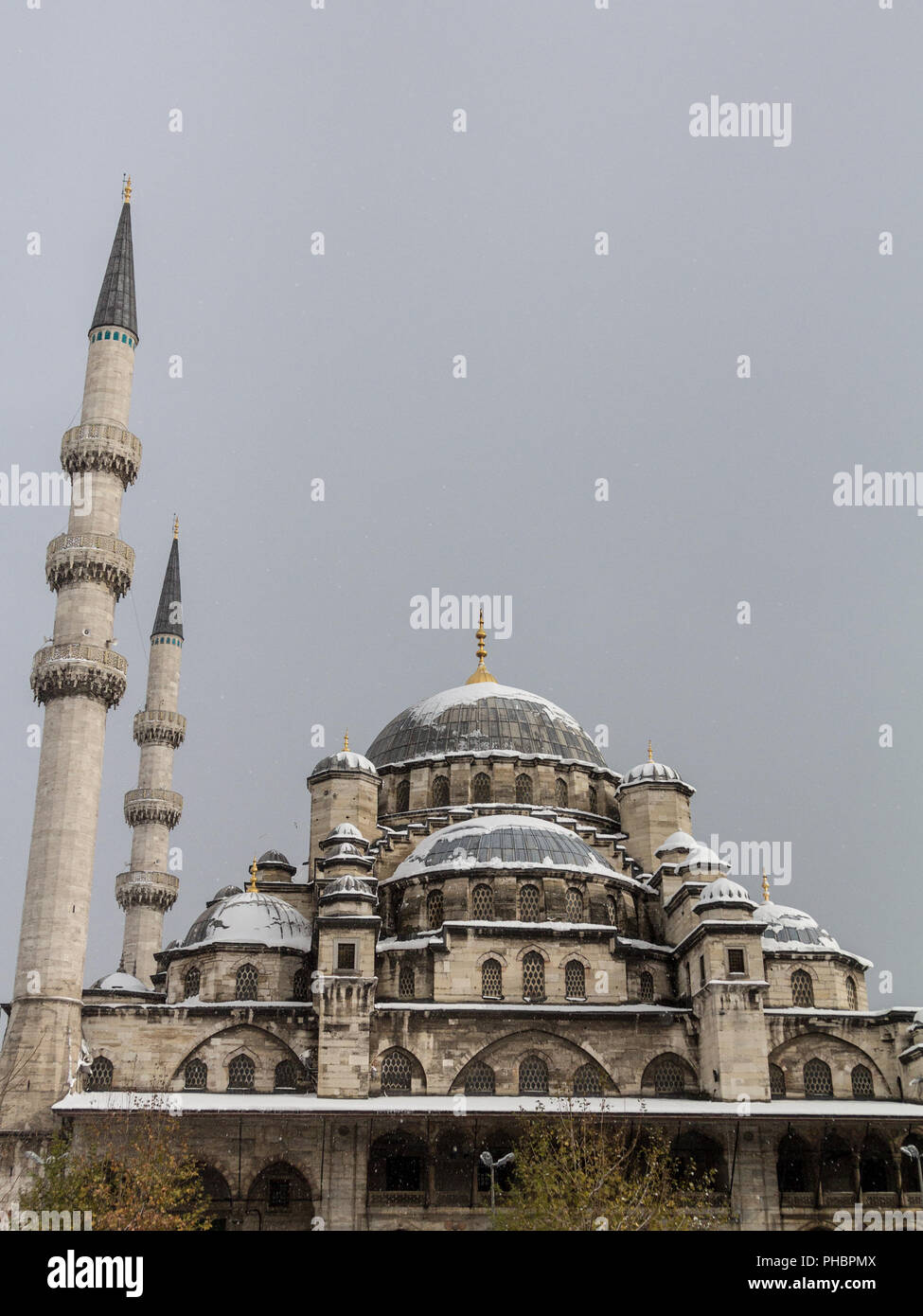 La moschea di Eminonu, noto anche come nuova moschea, o Yeni Cami, ad Istanbul in Turchia, coperto di neve durante un pomeriggio d'inverno. Si tratta di uno dei principali ottoman Foto Stock