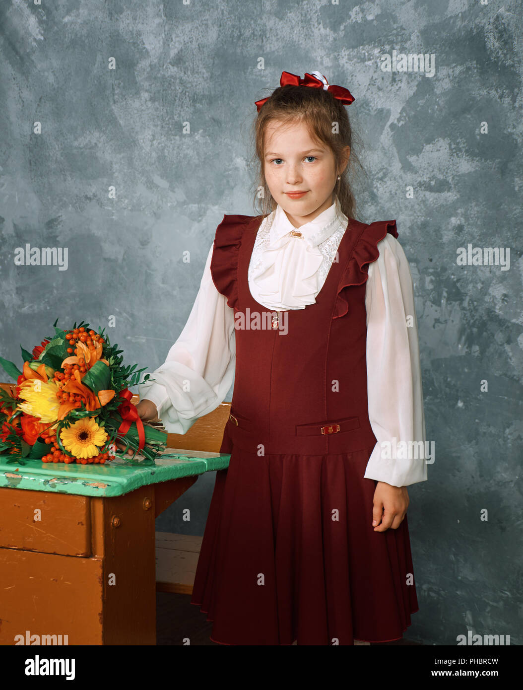 Elementare schoolgirl emotivo Foto Stock