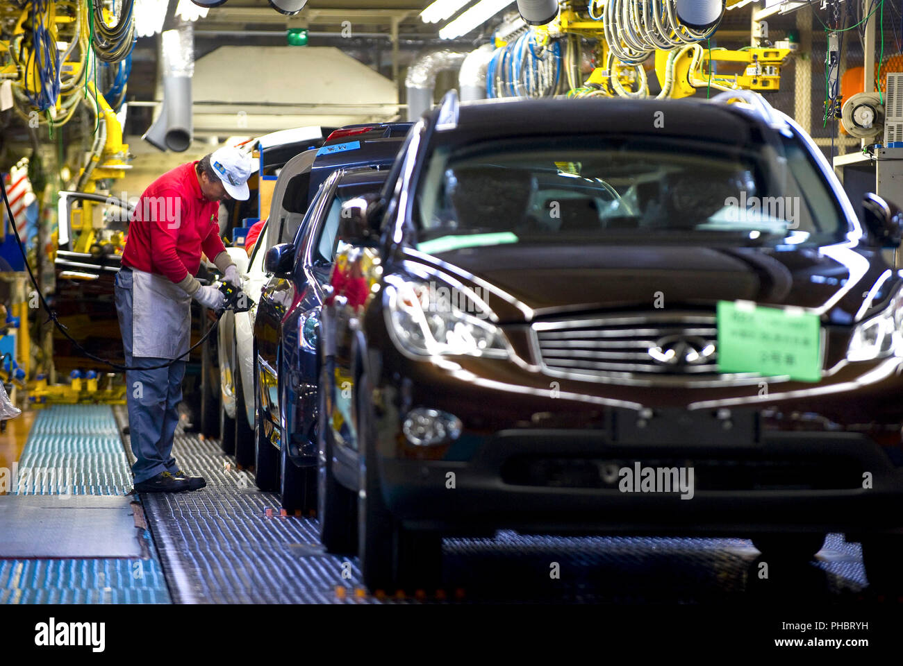 I veicoli fuga ricevono un controllo finale dopo aver attraversato la catena di montaggio presso lo stabilimento Nissan Motor Co. Di Tochigi, in Giappone. Foto Stock