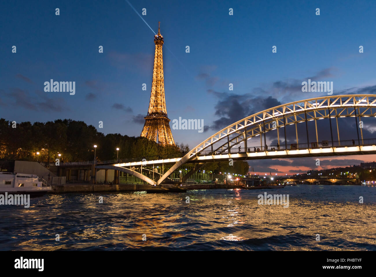 Vista della Torre Eiffel al crepuscolo Foto Stock