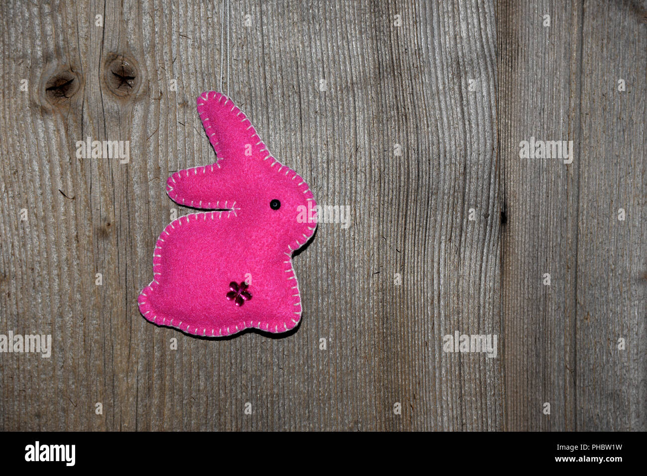 Coniglietto di pasqua su uno sfondo di legno Foto Stock