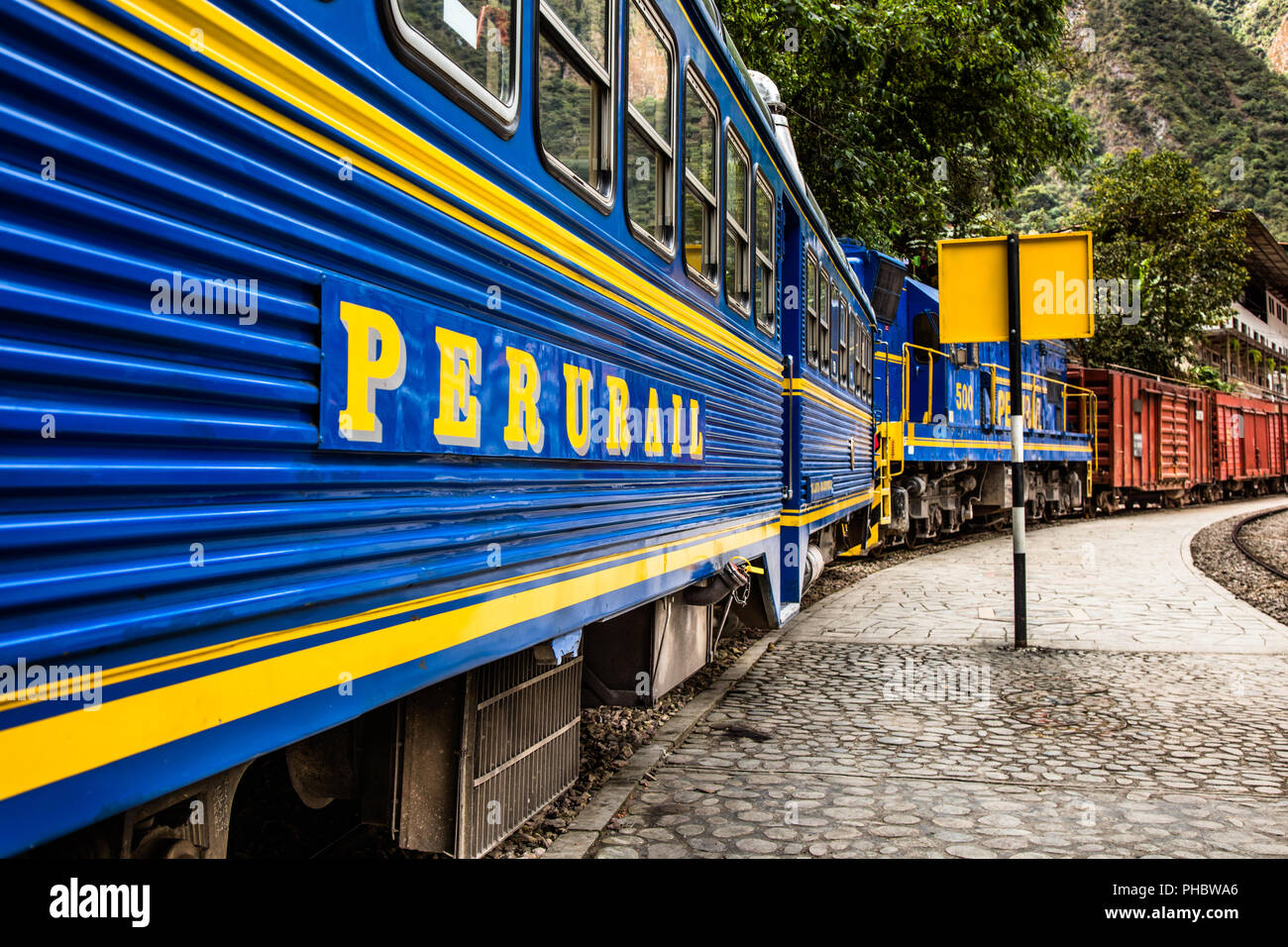 Perurail Skydome del treno turistico auto in Agua Calientes, trasporto passeggeri da Cusco a Machu Picchu Pueblo (Agua Calientes), e oltre. Il Perù. Foto Stock