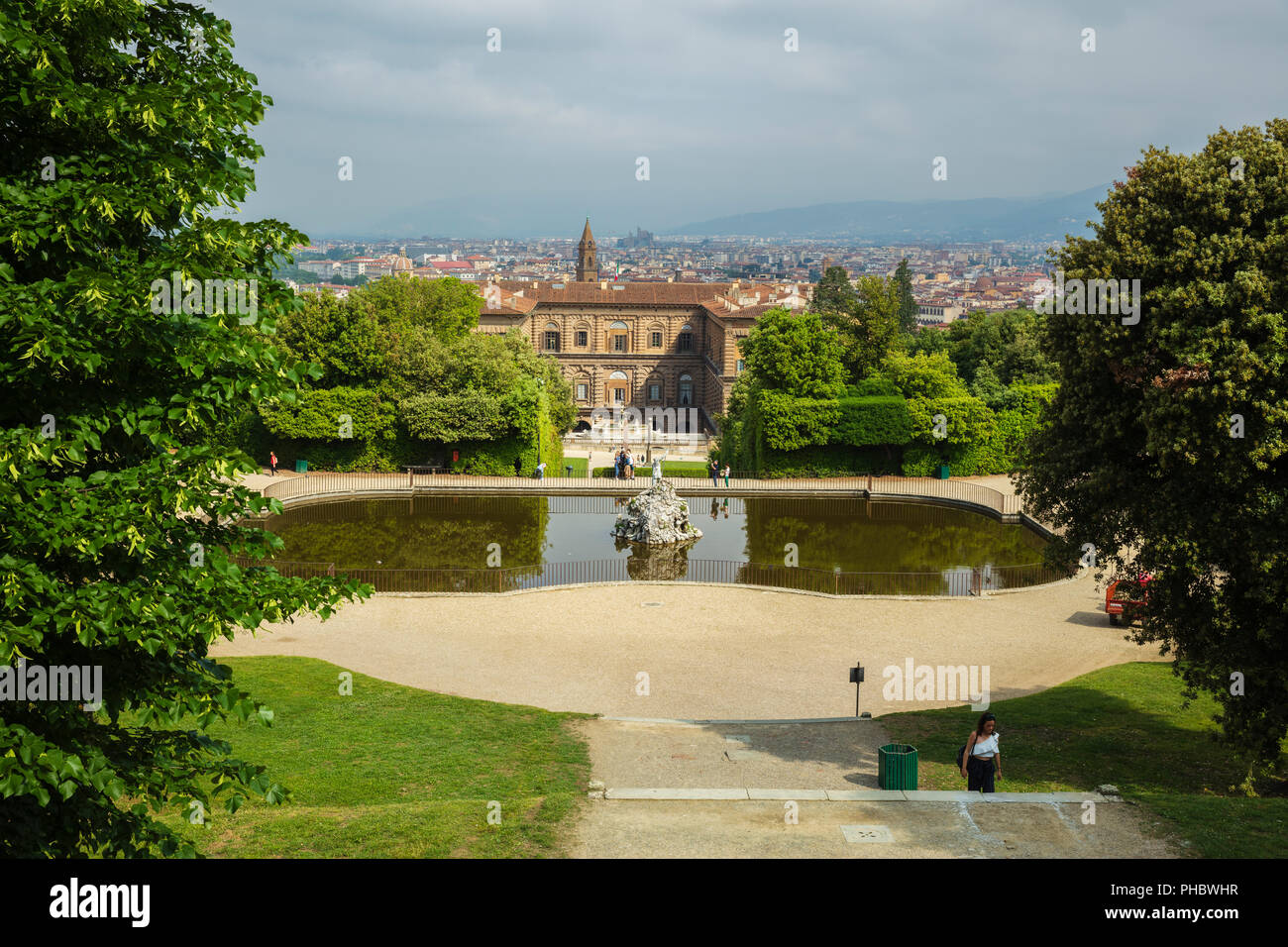 Guardando verso il basso sulla fontana di Nettuno dal Giardino di Boboli a Palazzo Pitti e al di là della città di Firenze, Toscana, Italia, Europa Foto Stock