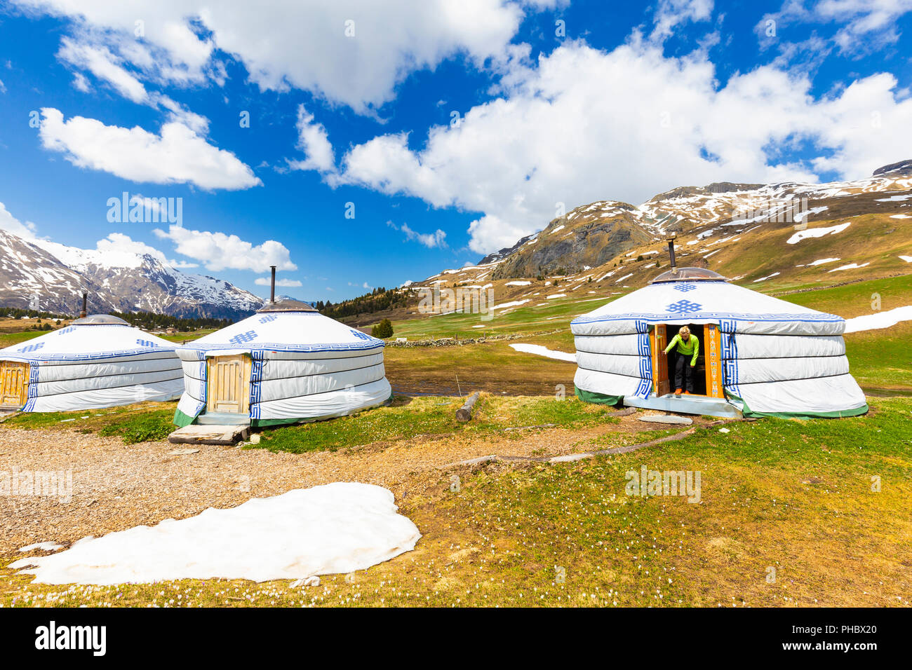 Una ragazza esce da una tenda mongola a Alp Flix, Sur, Parc Ela, Regione di Albula del Cantone dei Grigioni, Svizzera, Europa Foto Stock