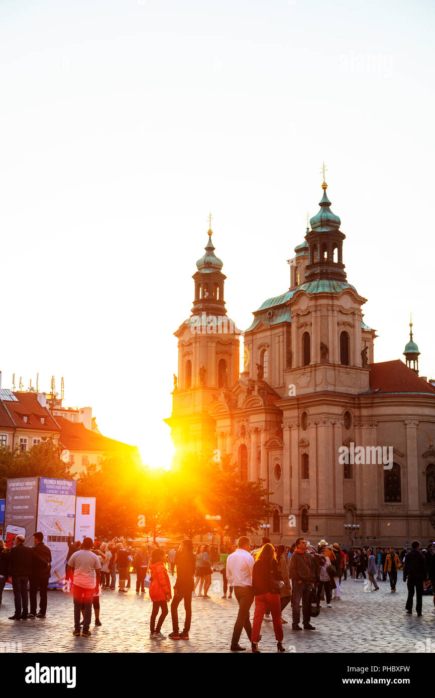 Piazza della Città Vecchia, la chiesa di San Nicola, Praga, Sito Patrimonio Mondiale dell'UNESCO, Boemia, Repubblica Ceca, Europa Foto Stock