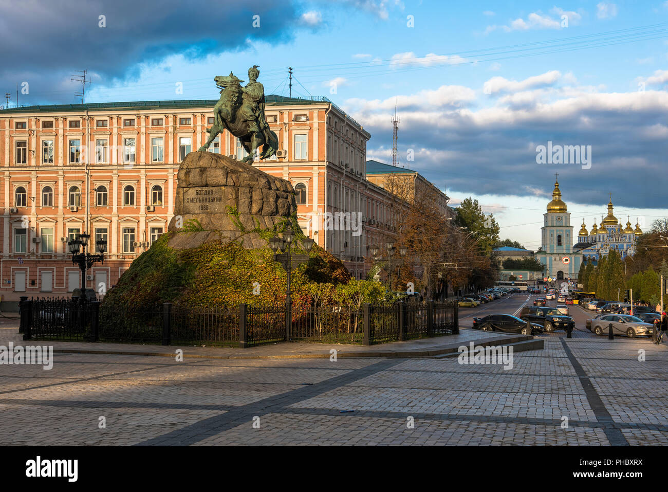 Statua di eroe cosacco Bohdan Khmelnytsky sulla piazza Sofiyska, Kiev, Ucraina, Europa Foto Stock