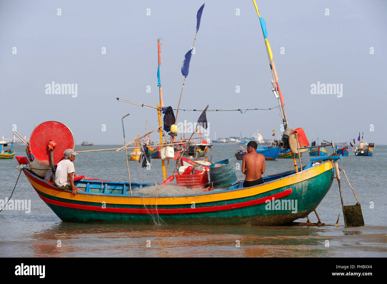 I pescatori la riparazione di reti da pesca, Hang Dua bay, Vung Tau, Vietnam, Indocina, Asia sud-orientale, Asia Foto Stock