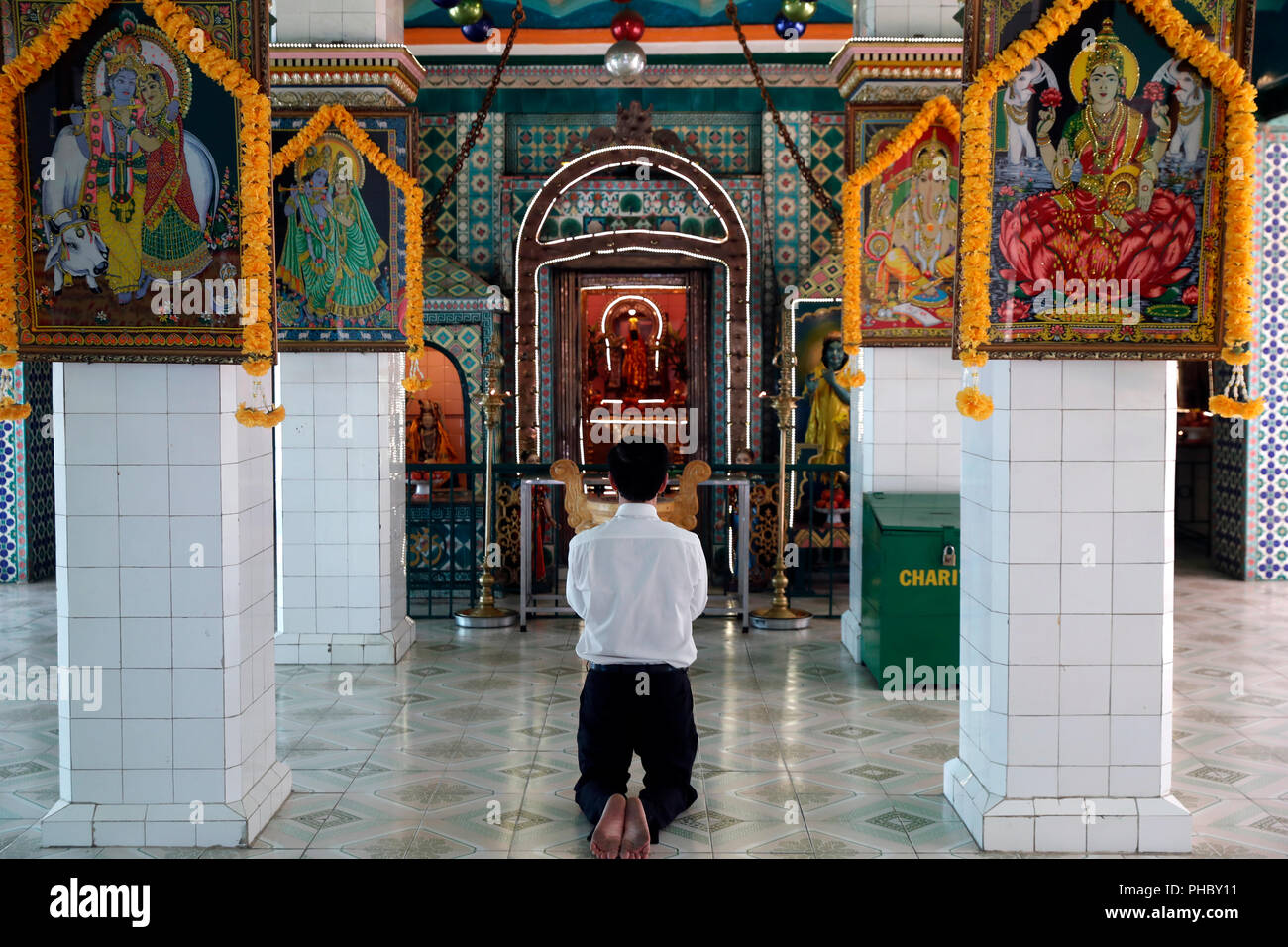 Adoratore di pregare, Sri Thenday Yutthapani tempio, Ho Chi Minh City, Vietnam, Indocina, Asia sud-orientale, Asia Foto Stock