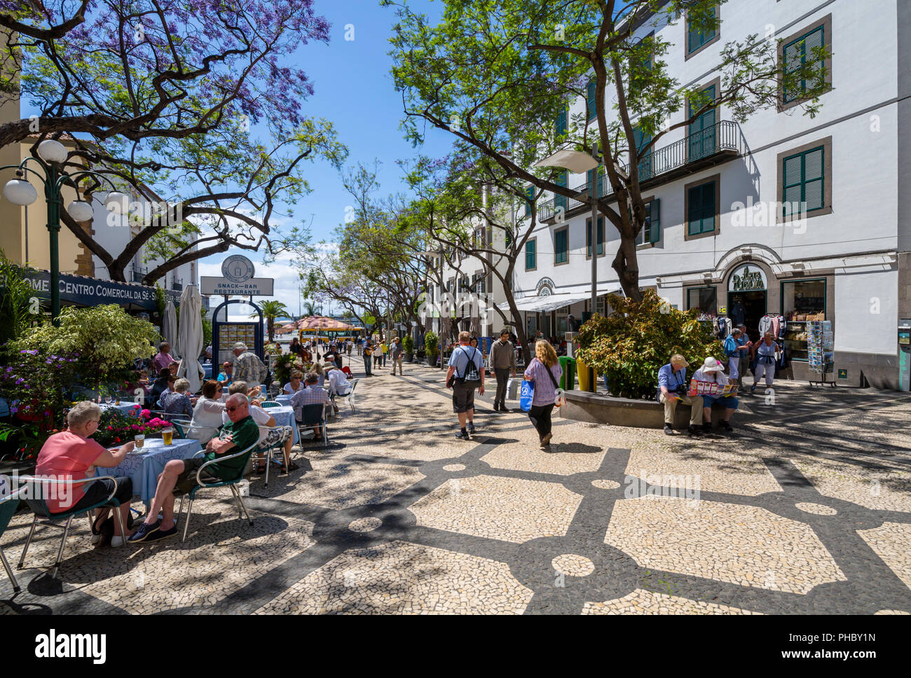 Vista al fresco e caffè e ristoranti nel centro della città, Funchal, Madeira, Portogallo, Atlantico, Europa Foto Stock