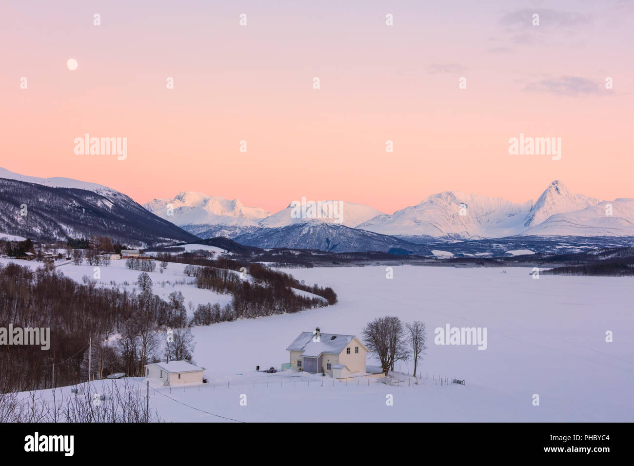 Sunrise su casa tipica con Alpi Lyngen in background, Mestervik, Troms County, Norvegia, Scandinavia, Europa Foto Stock