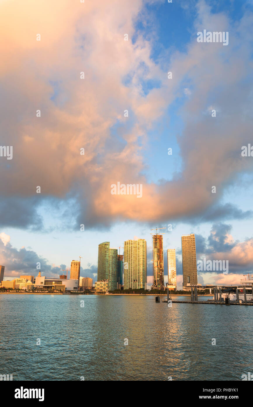 Grattacieli visto dall'isola Watson, Miami, Florida, Stati Uniti d'America, America del Nord Foto Stock