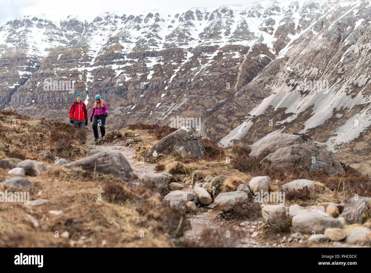 Escursionismo nelle Highlands scozzesi in Torridon lungo il Cape Wrath sentiero verso Loch Coire Mhic Fhearchair, Highlands, Scotland, Regno Unito Foto Stock