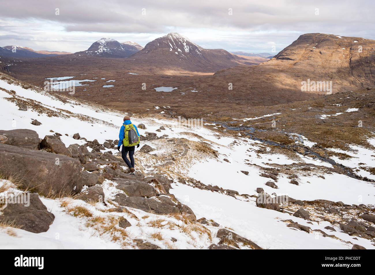 Escursionismo nelle Highlands scozzesi in Torridon lungo il Cape Wrath sentiero vicino al Loch Coire Mhic Fhearchair, Highlands, Scotland, Regno Unito, Europa Foto Stock