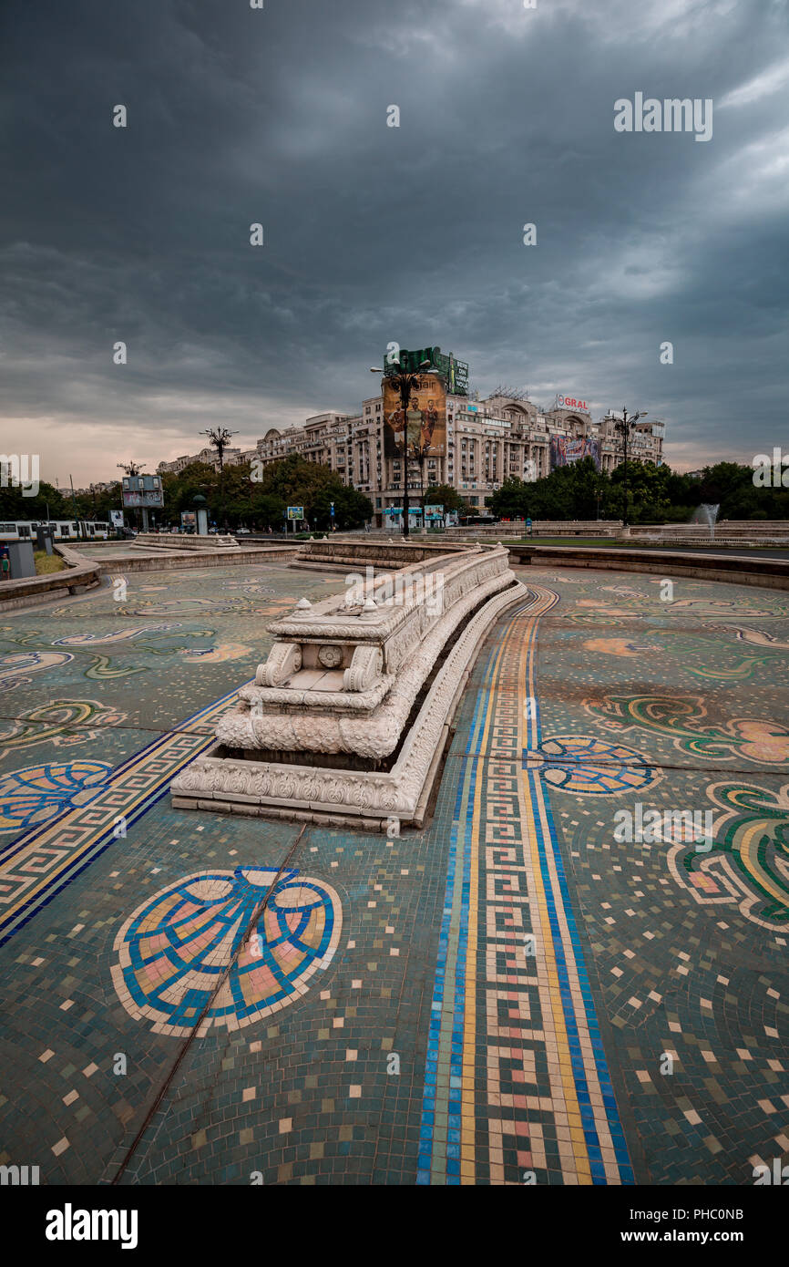 Un vuoto di fontana e imminente tempesta a Bucarest, Romania, Europa Foto Stock