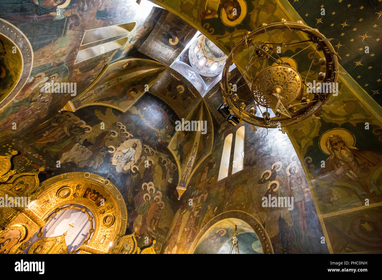 Il soffitto dipinto di una chiesa ornata di Bucarest, Romania, Europa Foto Stock