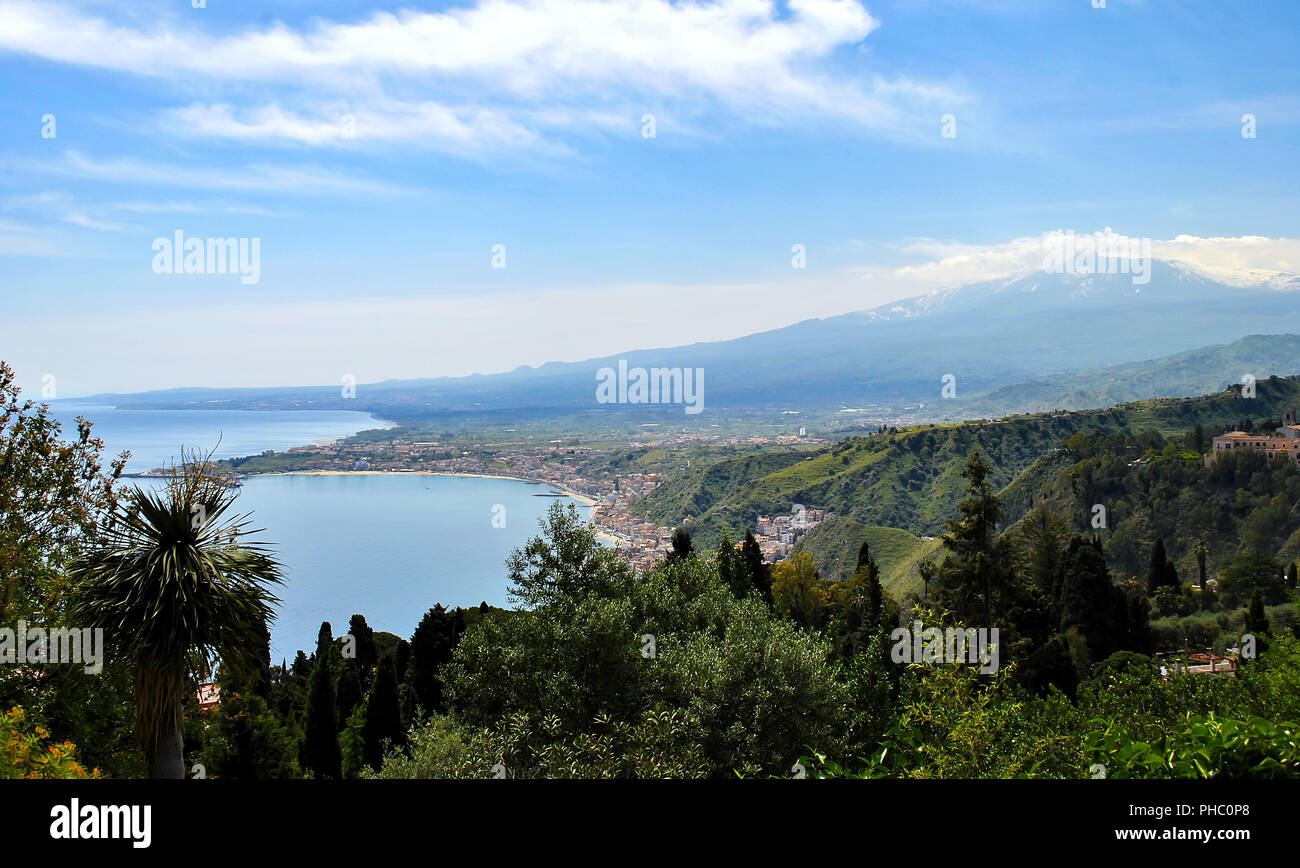 Giardini Naxos Bay con il vulcano Etna Foto Stock