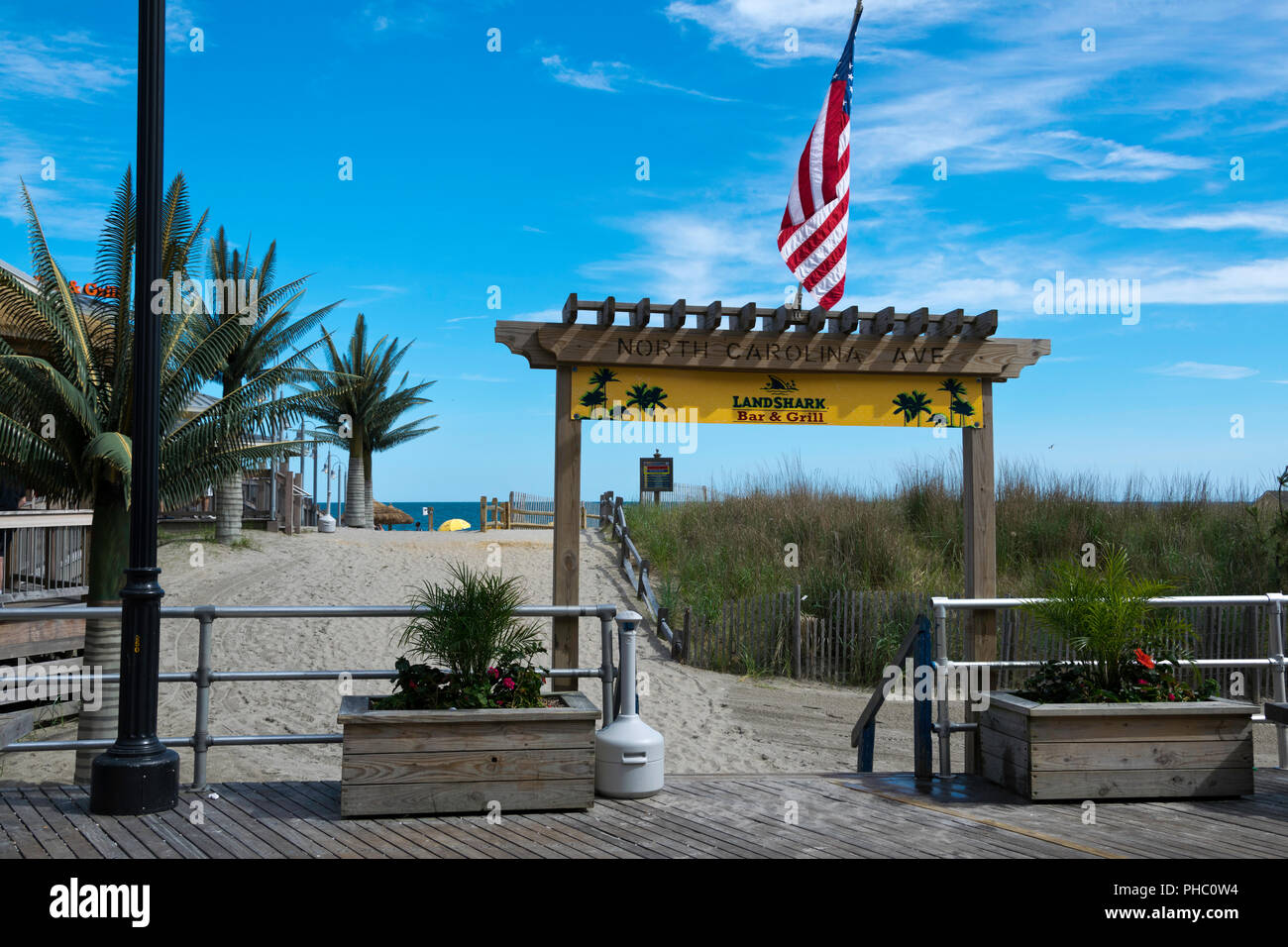 Esce in legno dal lungomare alla spiaggia con noi bandiera, North Carolina Avenue Foto Stock