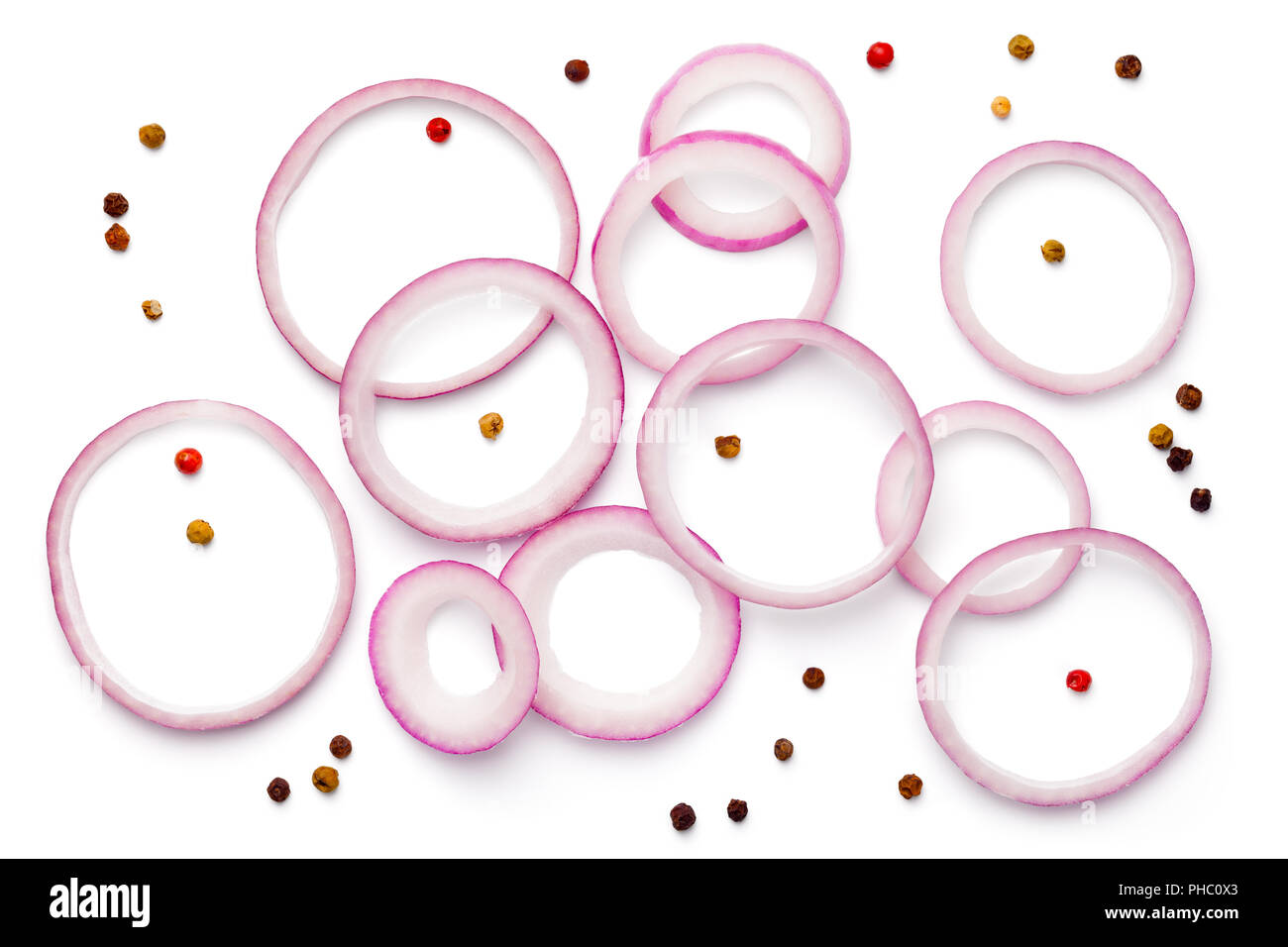 Cipolla rossa affettata con Peppe isolati su sfondo bianco Foto Stock