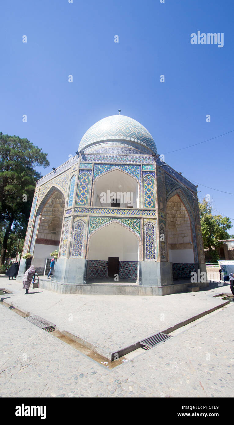 Piedi di Imam Reza santuario situato nella città di neyshabur in Iran, una moschea con sei nervature sopra la cupola decorata con iscrizioni islamica. Foto Stock