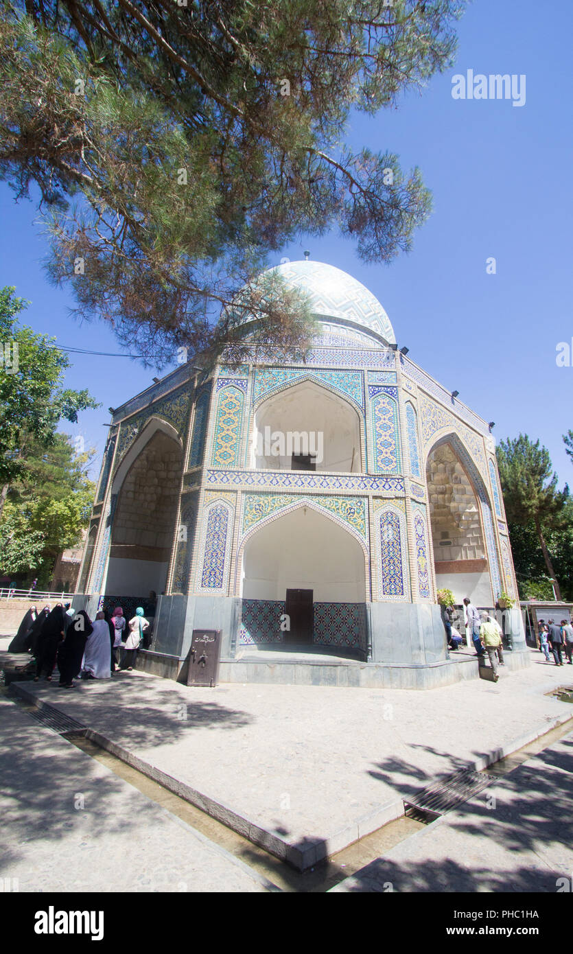 Piedi di Imam Reza santuario situato nella città di neyshabur in Iran, una moschea con sei nervature sopra la cupola decorata con iscrizioni islamica. Foto Stock