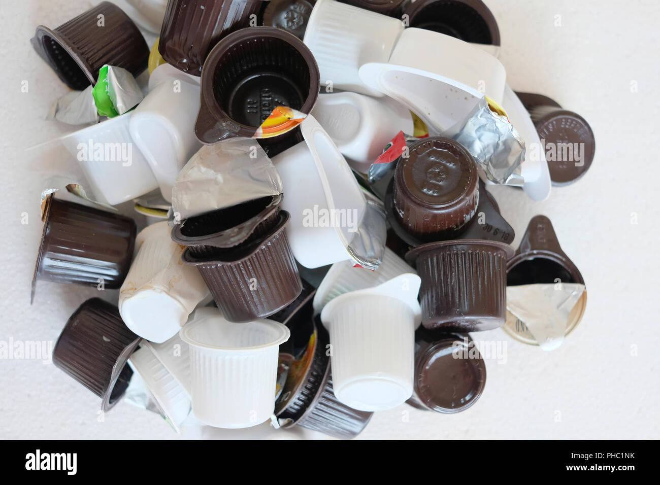 Pila di vuoto singolo uso latte e crema di latte mini cartoni Foto Stock