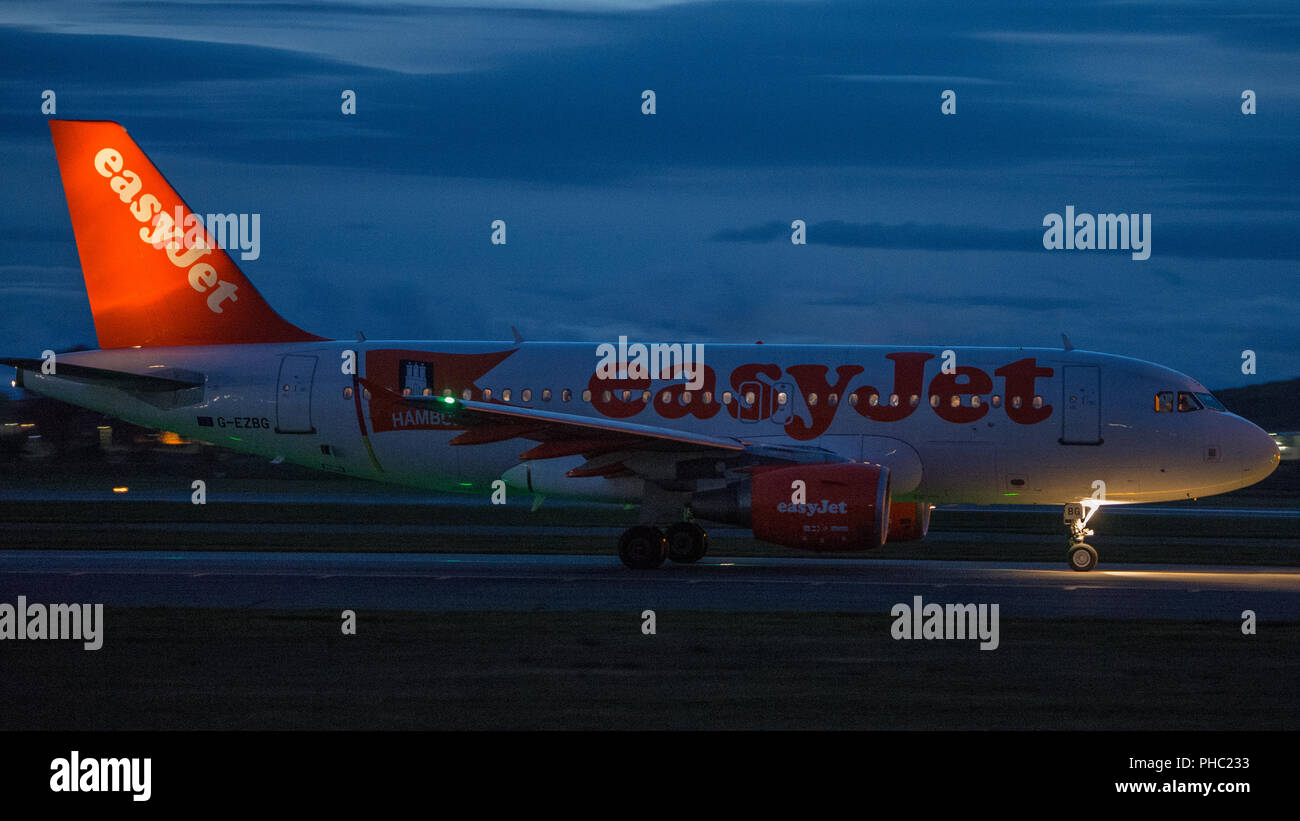 Easyjet A319 visto all'Aeroporto Internazionale di Glasgow, vicino a Paisley, Renfrewshire, Scozia - 8 Settembre 2016 Foto Stock