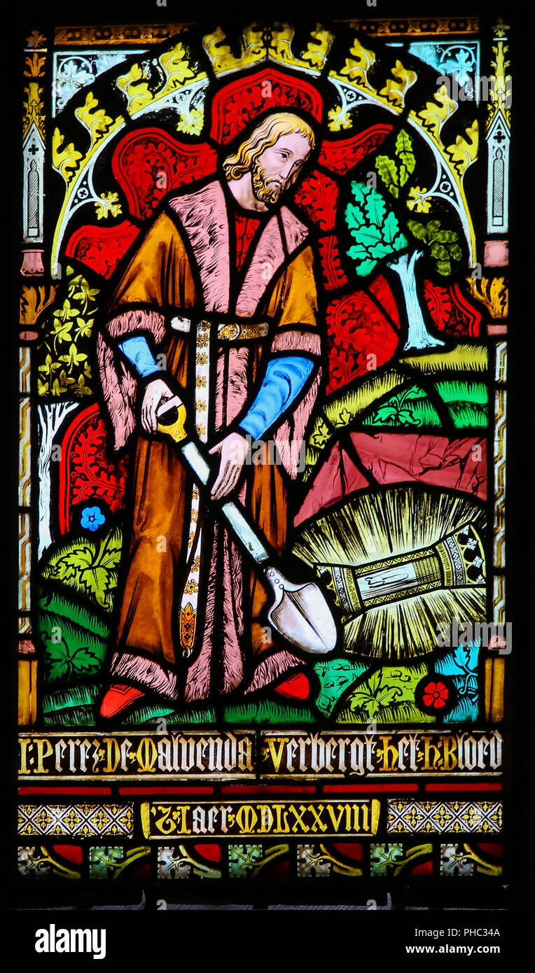 Vetro colorato nella Basilica del Sangue Sacro, raffiguranti Juan Perez de Malvenda, custode della città di Bruges, nascondendo la Reliquia del Sacro Sangue per la C Foto Stock