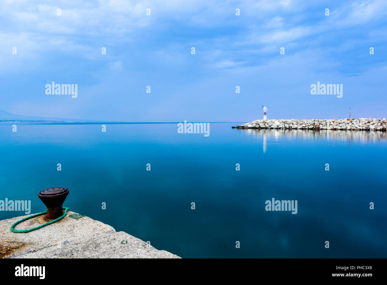 Piccolo faro rosso Platamonas in Grecia. Foto Stock