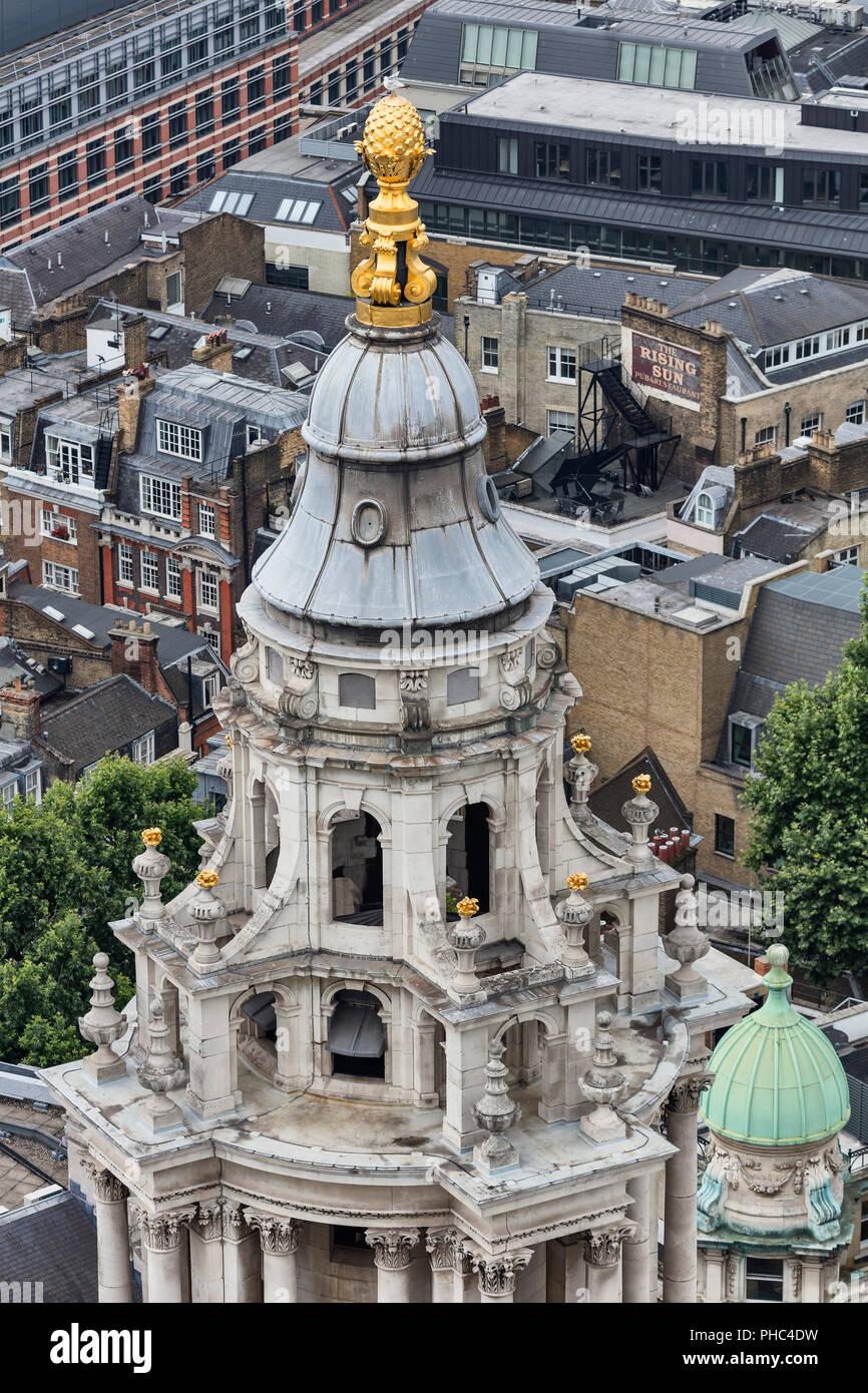 Torre della cattedrale di St Paul, cityscape dalla galleria della Cattedrale di St Paul, Londra, Inghilterra, Regno Unito Foto Stock