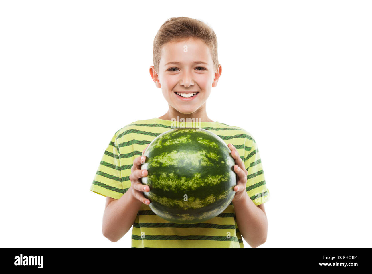 Bello sorridente ragazzo bambino azienda verde frutta cocomero Foto Stock