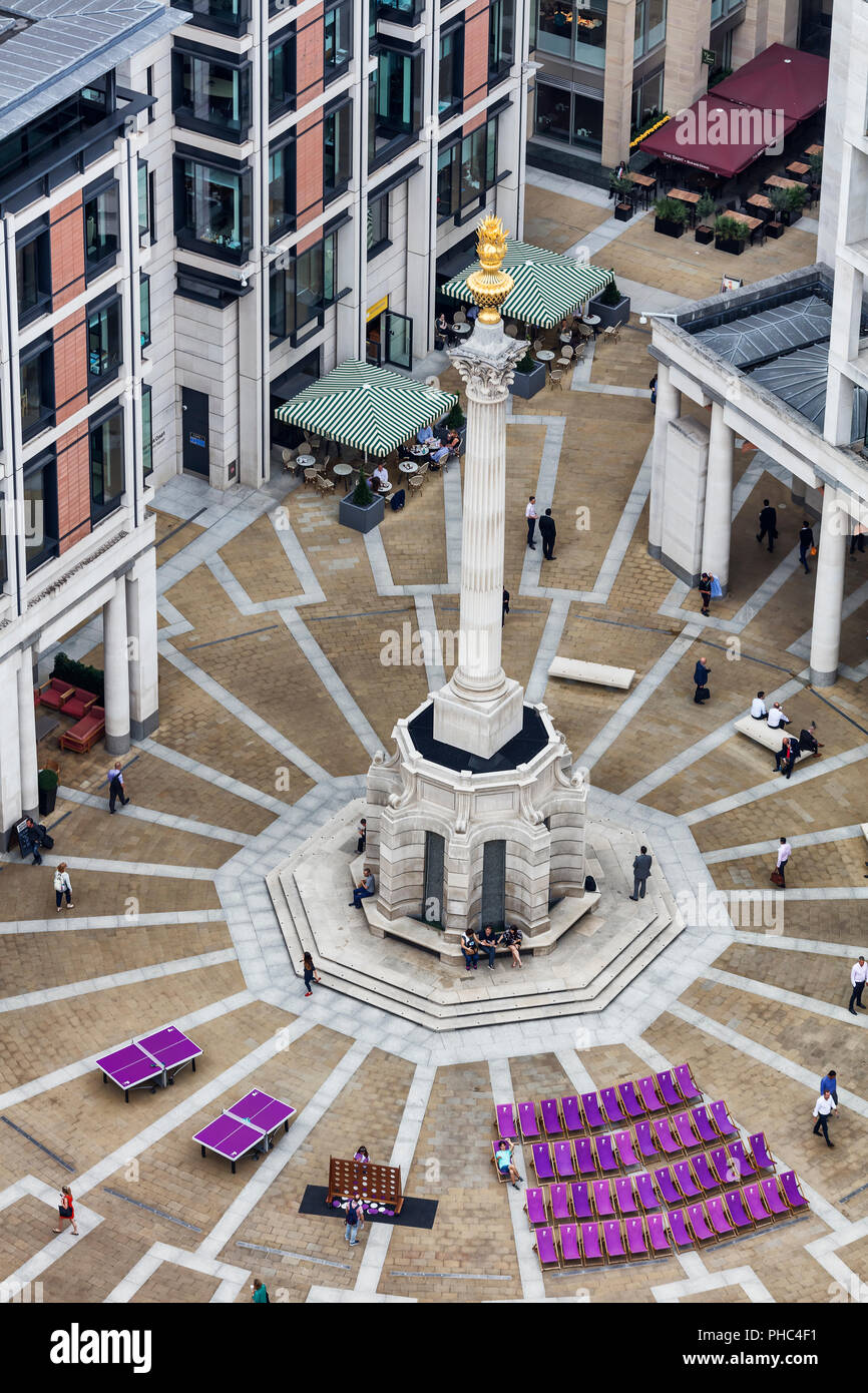 Il Flaming Orb monumento, vista dalla galleria della Cattedrale di St Paul, Londra, Inghilterra, Regno Unito Foto Stock