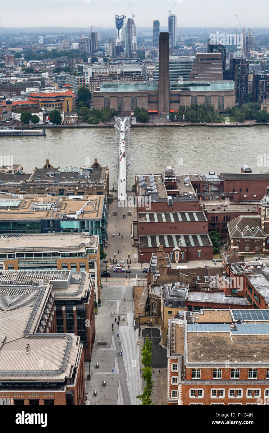 Millennium Bridge, Tate Modern, Cityscape dalla galleria della Cattedrale di St Paul, Londra, Inghilterra, Regno Unito Foto Stock