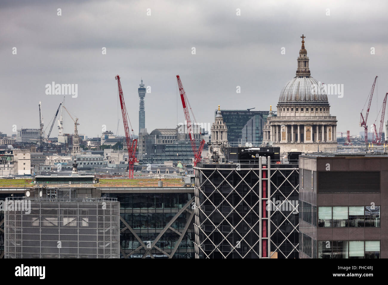 Cupola della Cattedrale di St Paul e moderni edifici, Cityscape dal Monumento al Grande Incendio di Londra, London, England, Regno Unito Foto Stock