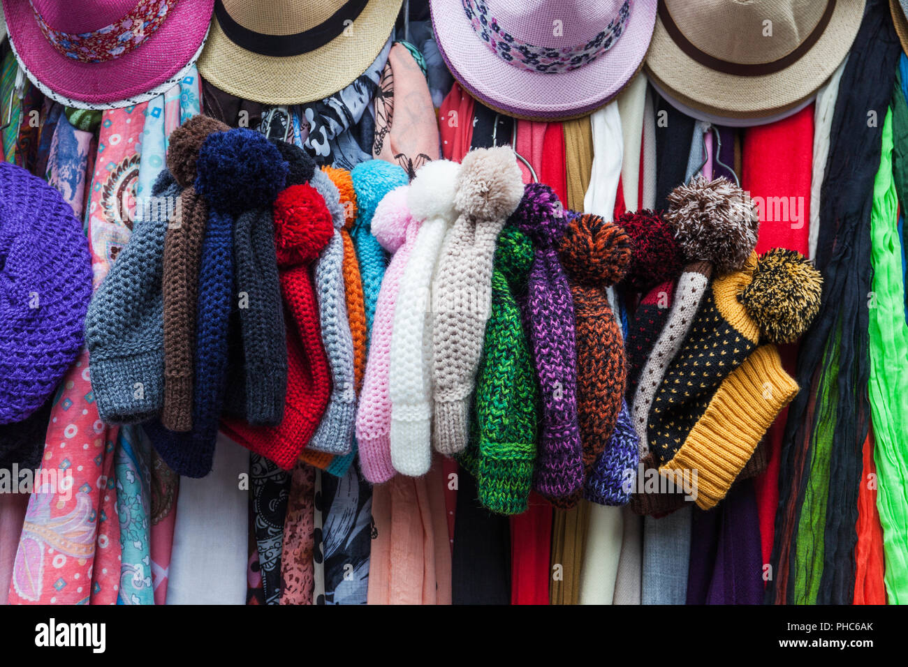 Peruviano di cappelli e sciarpe Foto stock - Alamy