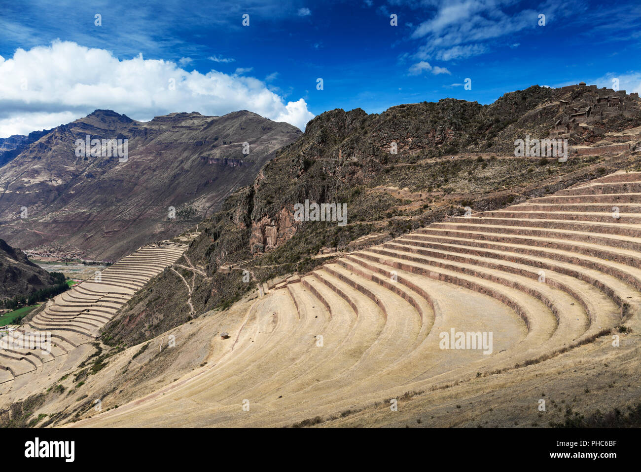 Terrazze e una vecchia fortezza Inca Foto Stock