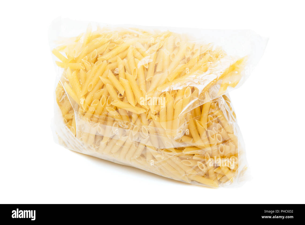 Maccheroni in confezione su sfondo bianco Foto Stock