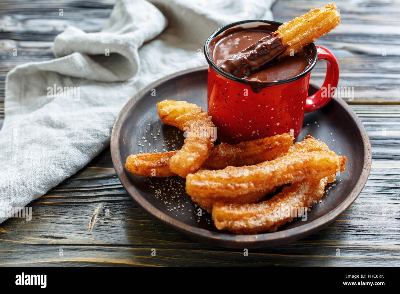 Churros con zucchero e cannella e cioccolato caldo. Foto Stock