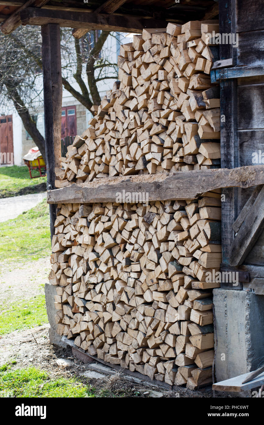 Catasta di legna da ardere. grande mucchio di legna da ardere per il forno Foto Stock