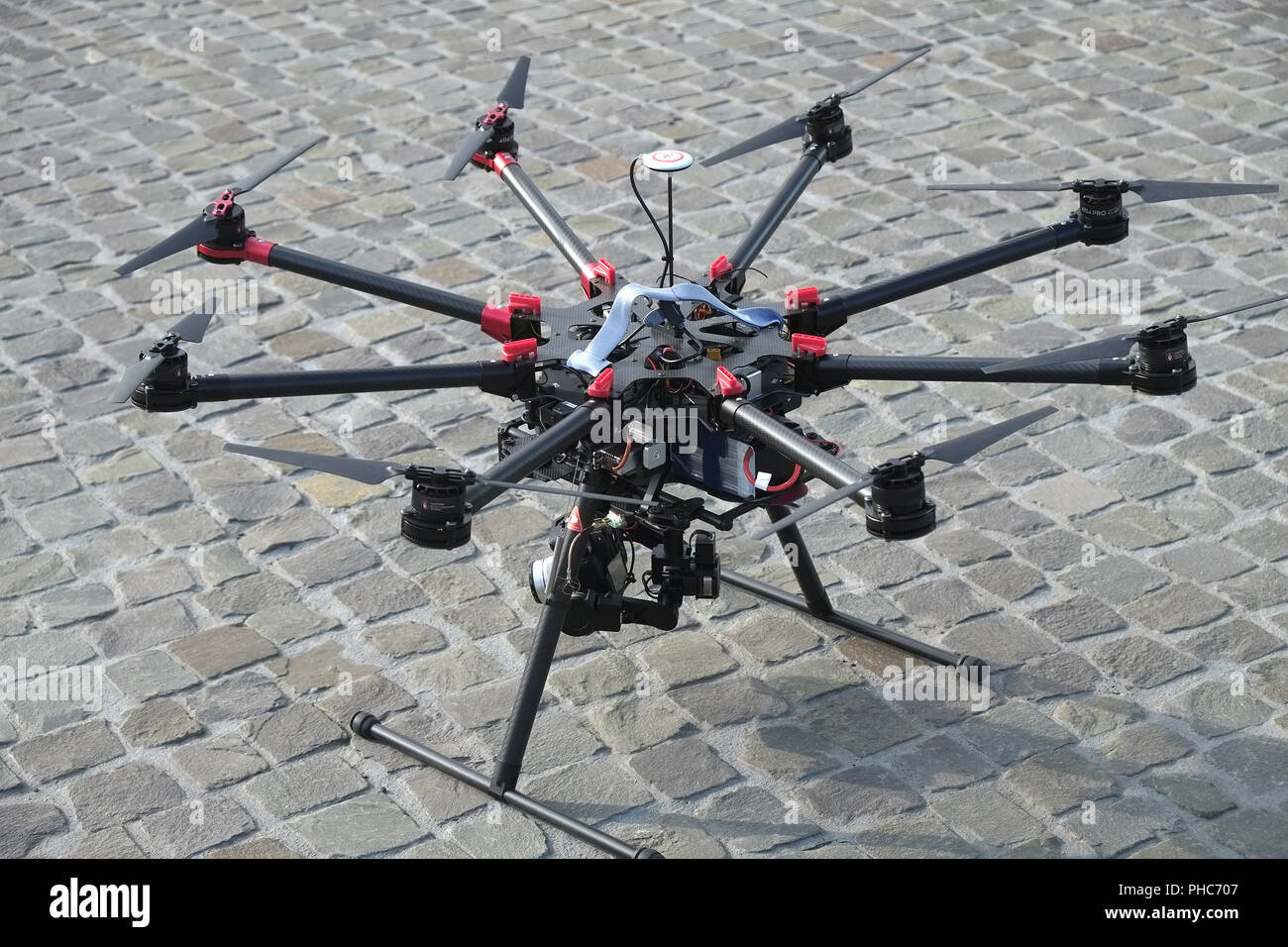 Octocopter drone immagini e fotografie stock ad alta risoluzione - Alamy