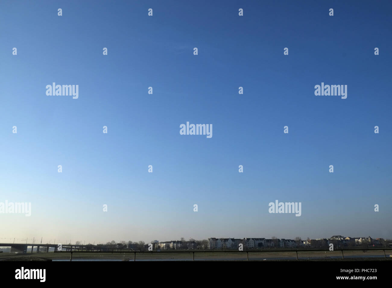 Blu cielo privo di nuvole Foto Stock