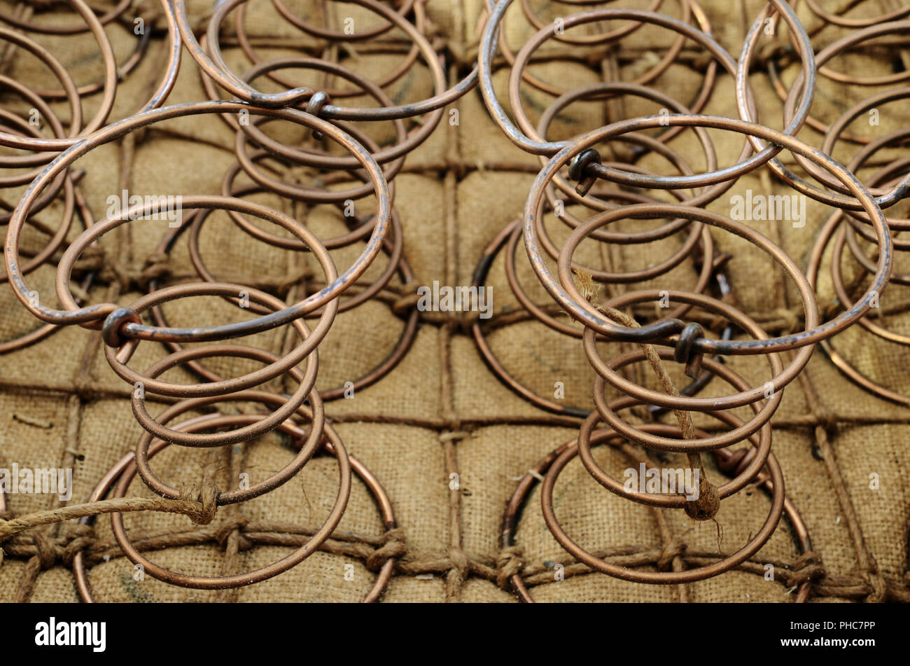 Molle di mobili all'interno della vecchia sedia Foto Stock