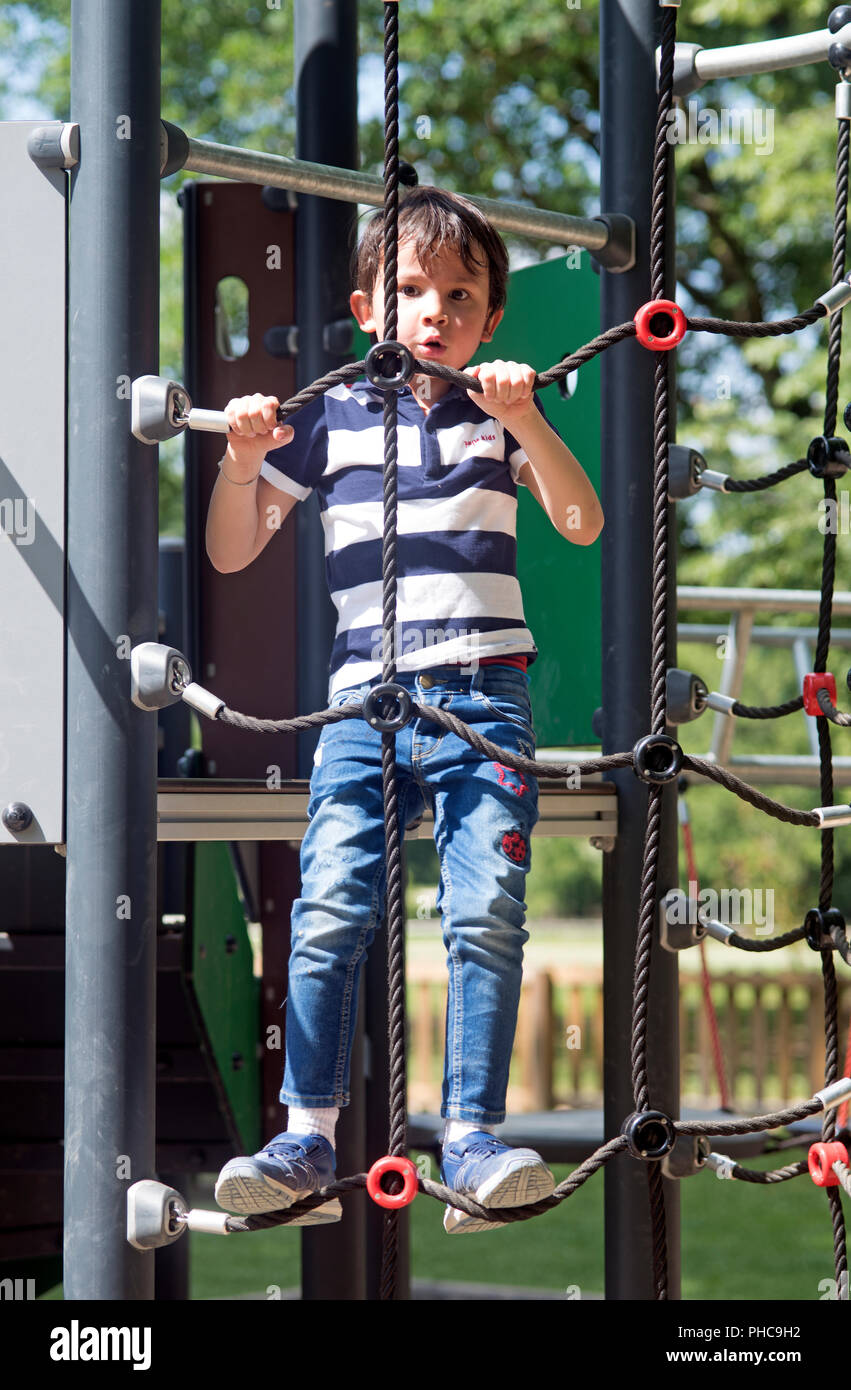 Bambino arrampicata su una scaletta di corda Foto Stock