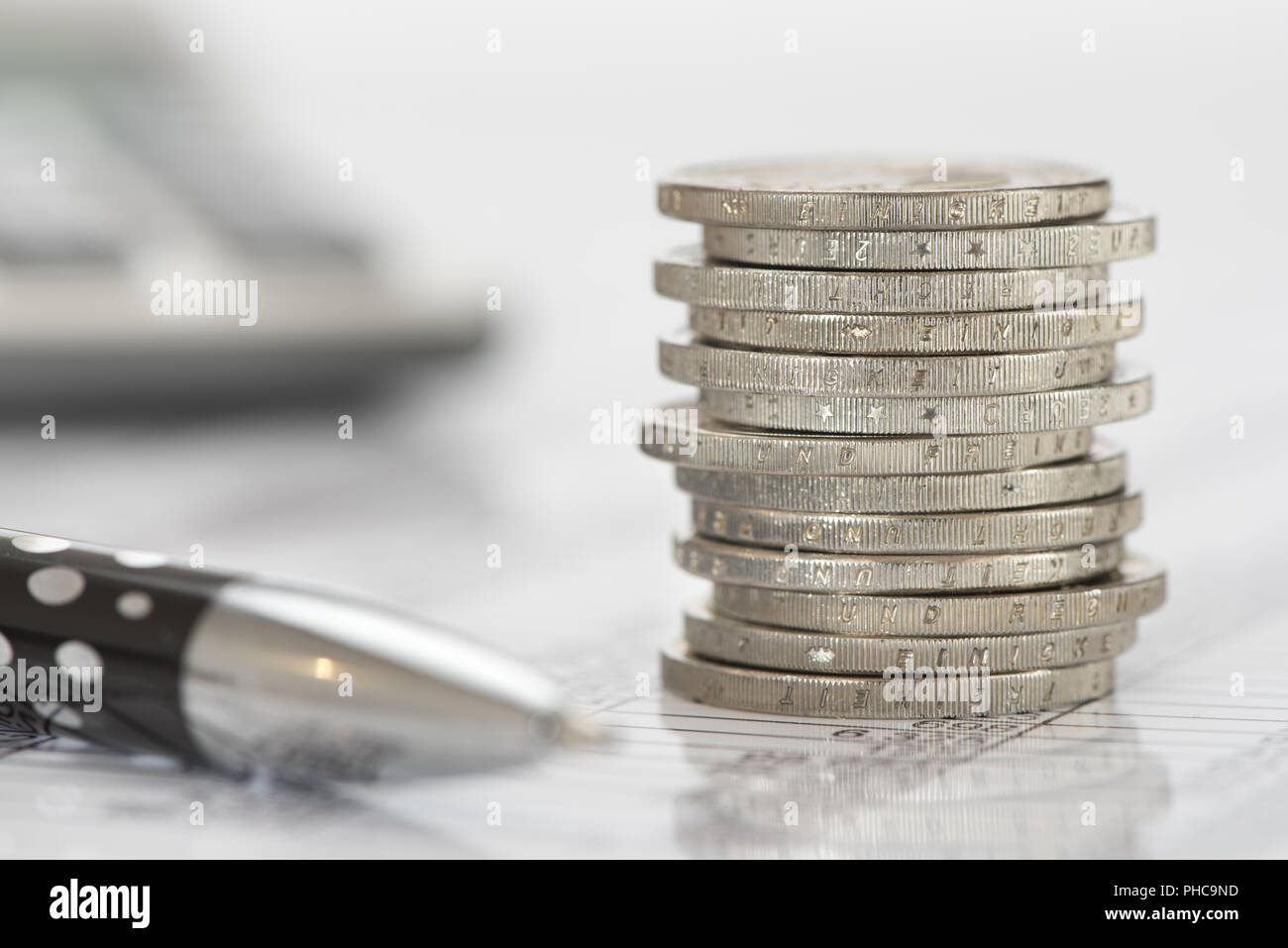 Impilati monete in euro con dati e grafico del mercato dei cambi Foto Stock