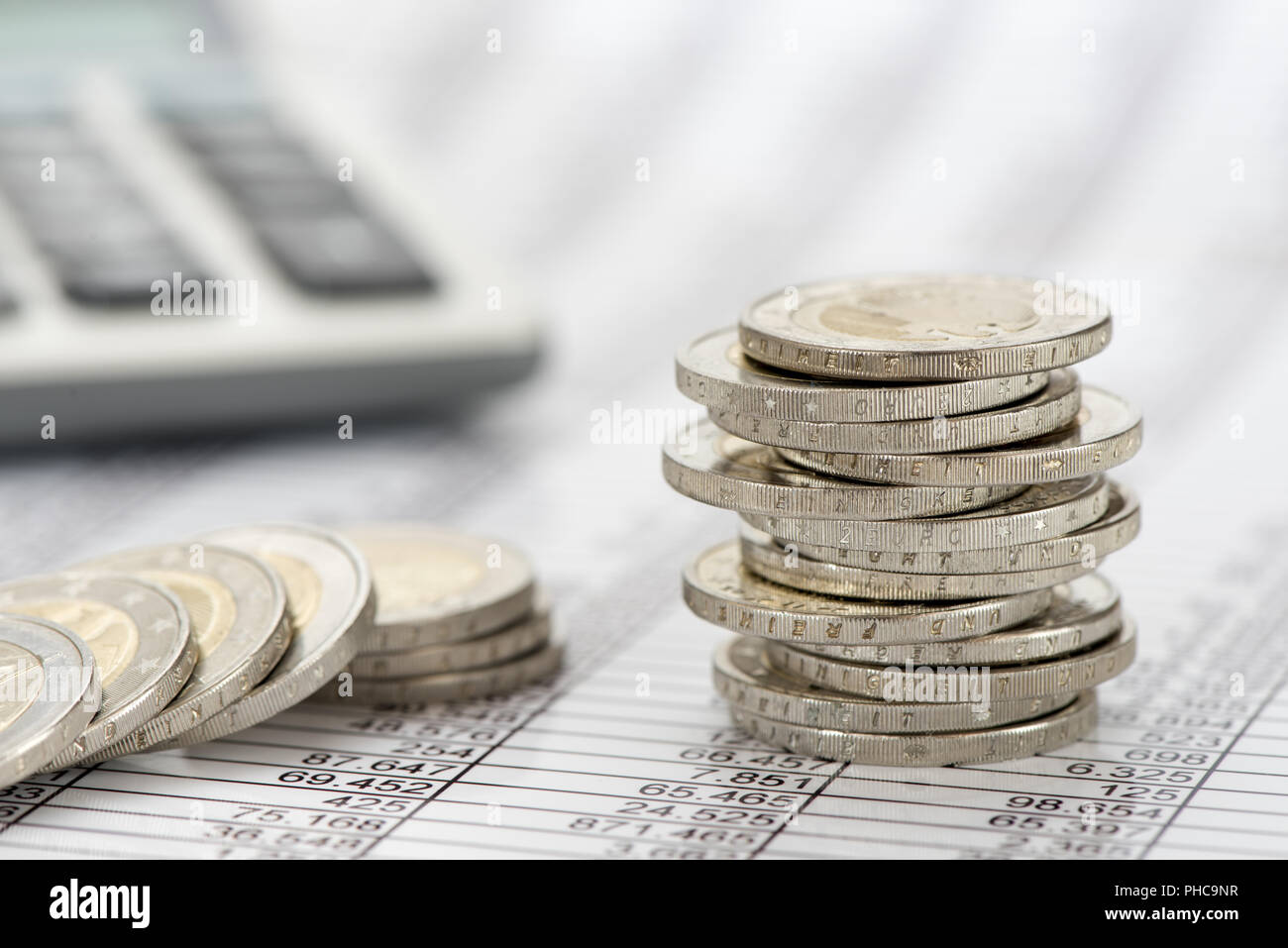 Impilati monete in euro con dati e grafico del mercato dei cambi Foto Stock