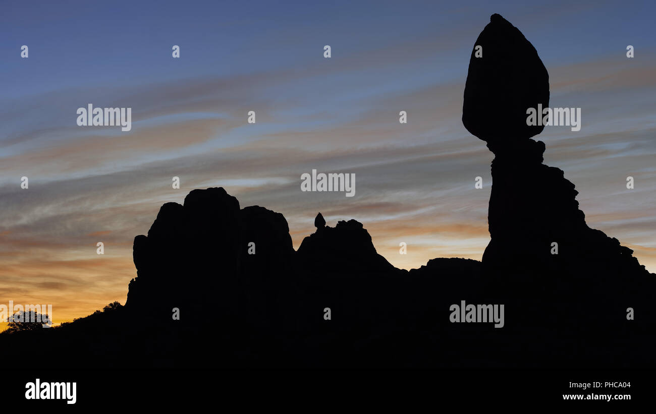 Dawn al Rock equilibrato, Parco Nazionale Arches Foto Stock