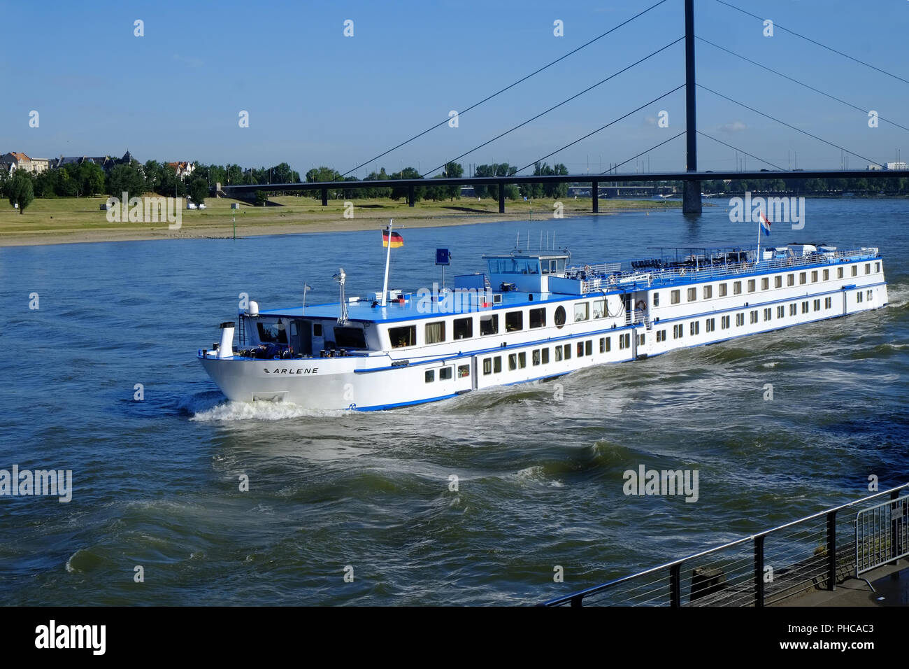 Dusseldorf,,sul fiume Reno con il fiume nave da crociera Foto Stock