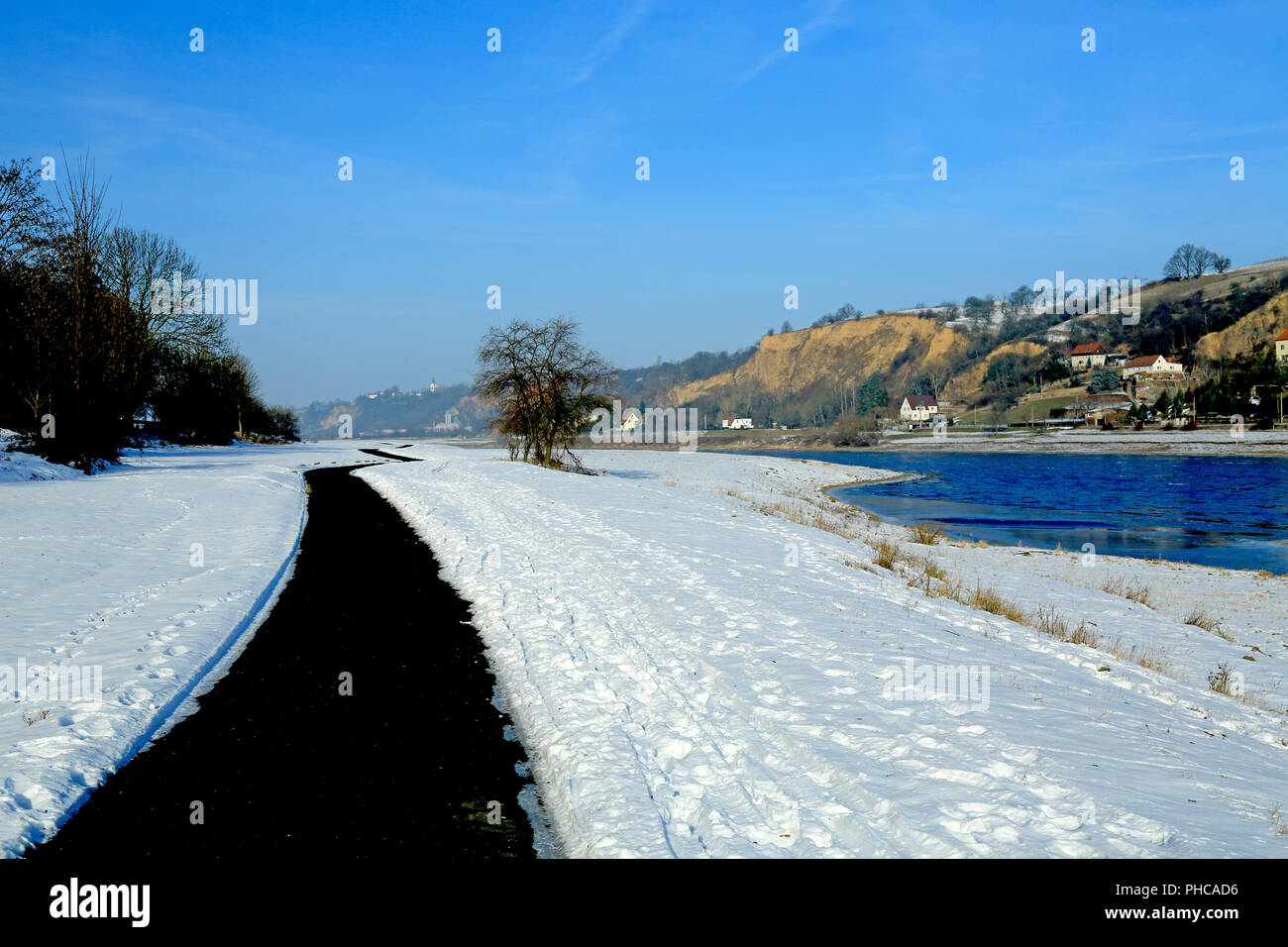 Pista ciclabile lungo il fiume Elba in inverno Foto Stock
