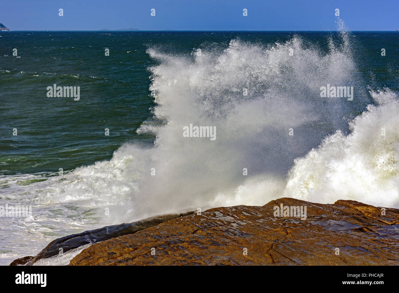 Rock e spray di acqua di mare Foto Stock